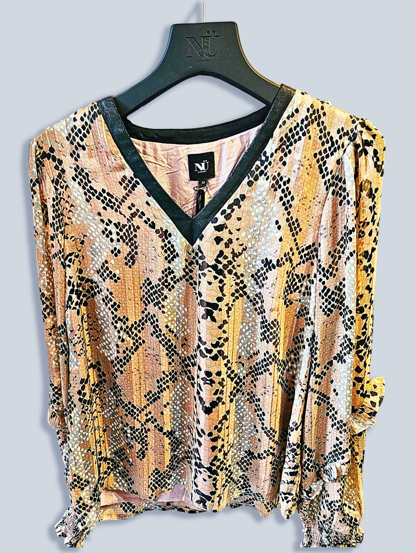 Slangeskindsbluse med V-hals – Empire Casual Luxe