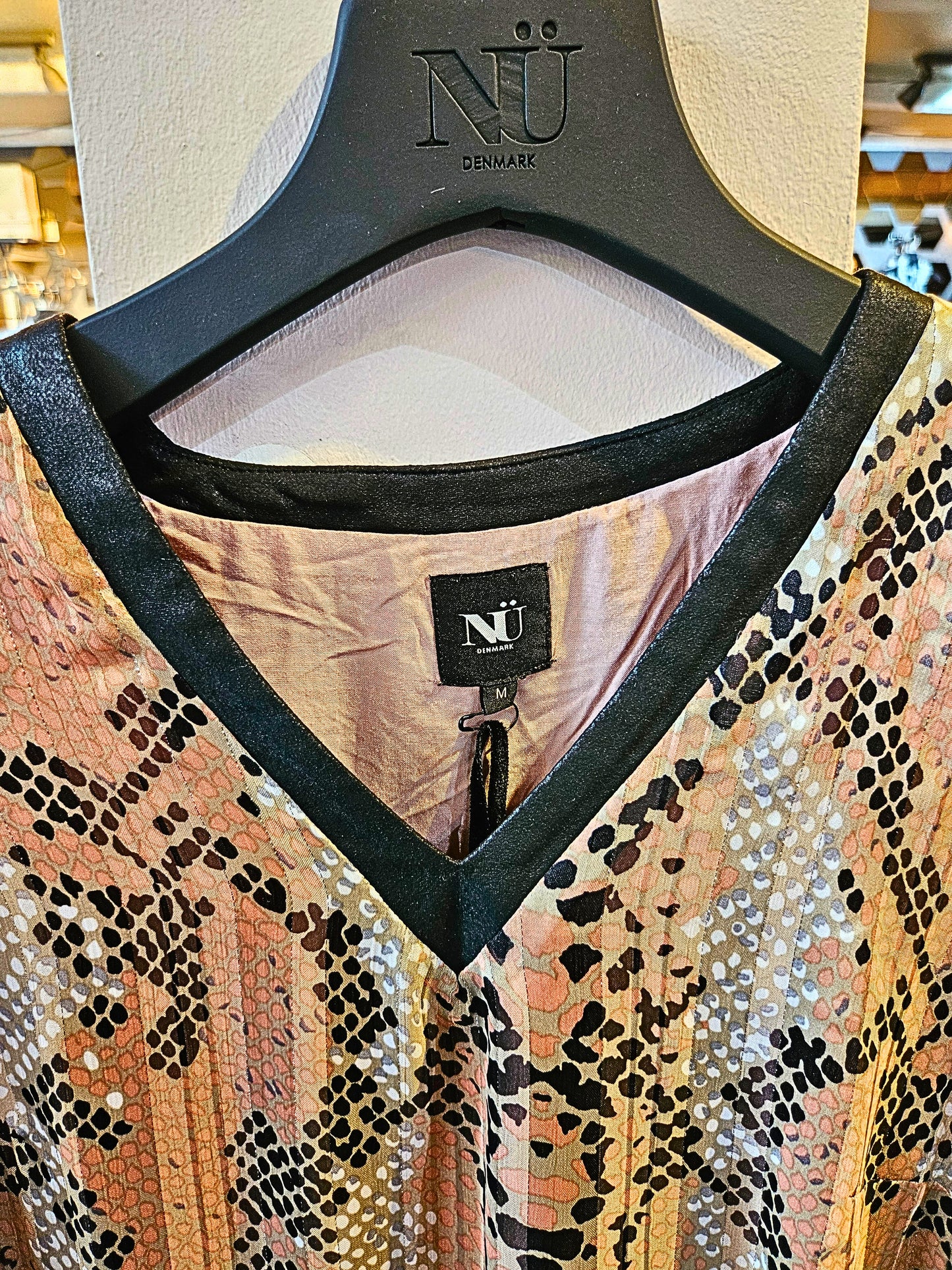 Slangeskindsbluse med V-hals – Empire Casual Luxe