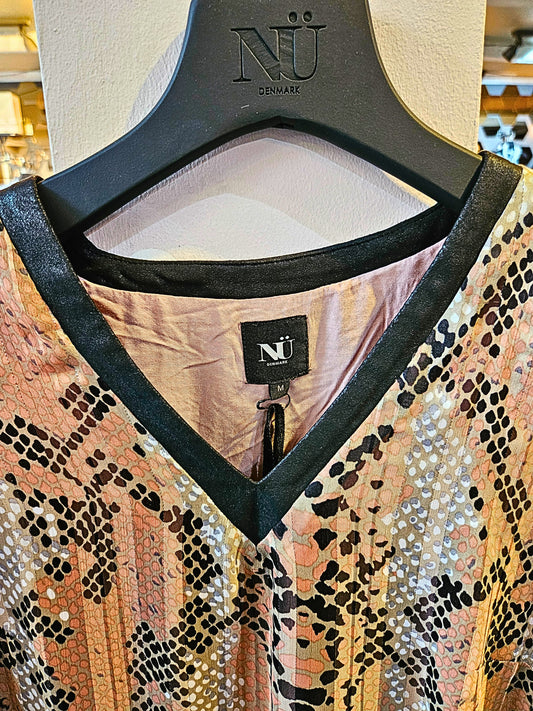 Slangeskindsbluse med V-hals – Empire Casual Luxe